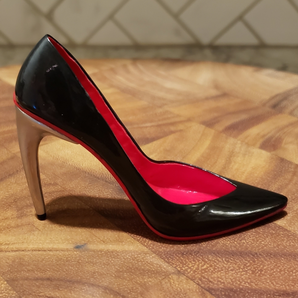 Just the Right Shoe, Love Hurts 25176, 2002